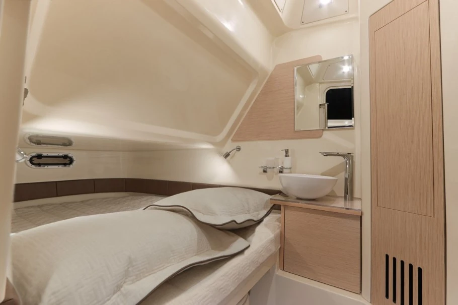 Chris Craft Catalina 30 bedrooms