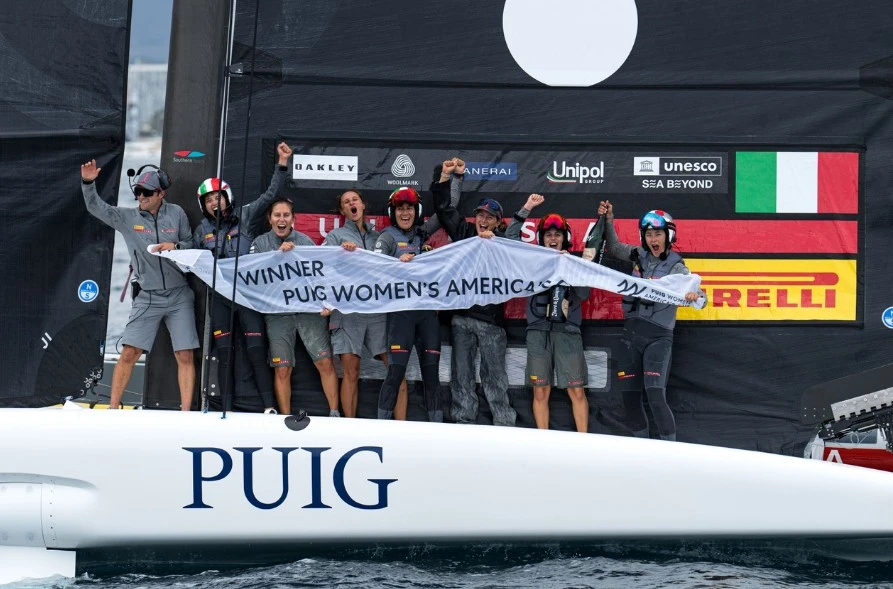 Italian women's regatta win